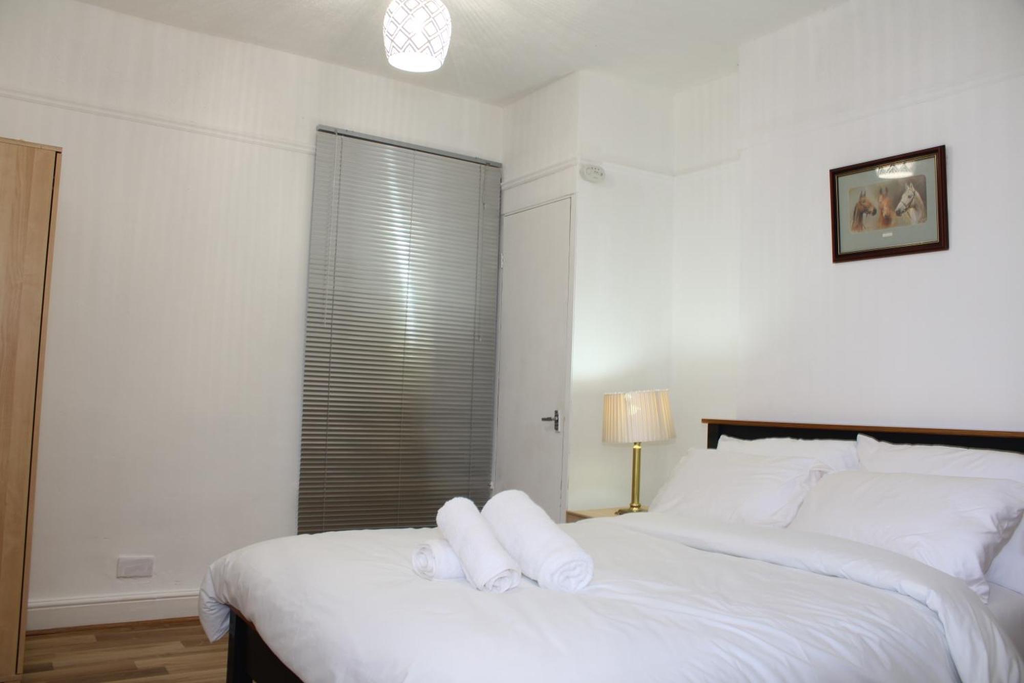 F2S Serviced Apartments 2Bedroom Terrace House With Free Wifi Netflix Suitable For Contractors Walking Distance To Train Station Derby Exteriör bild