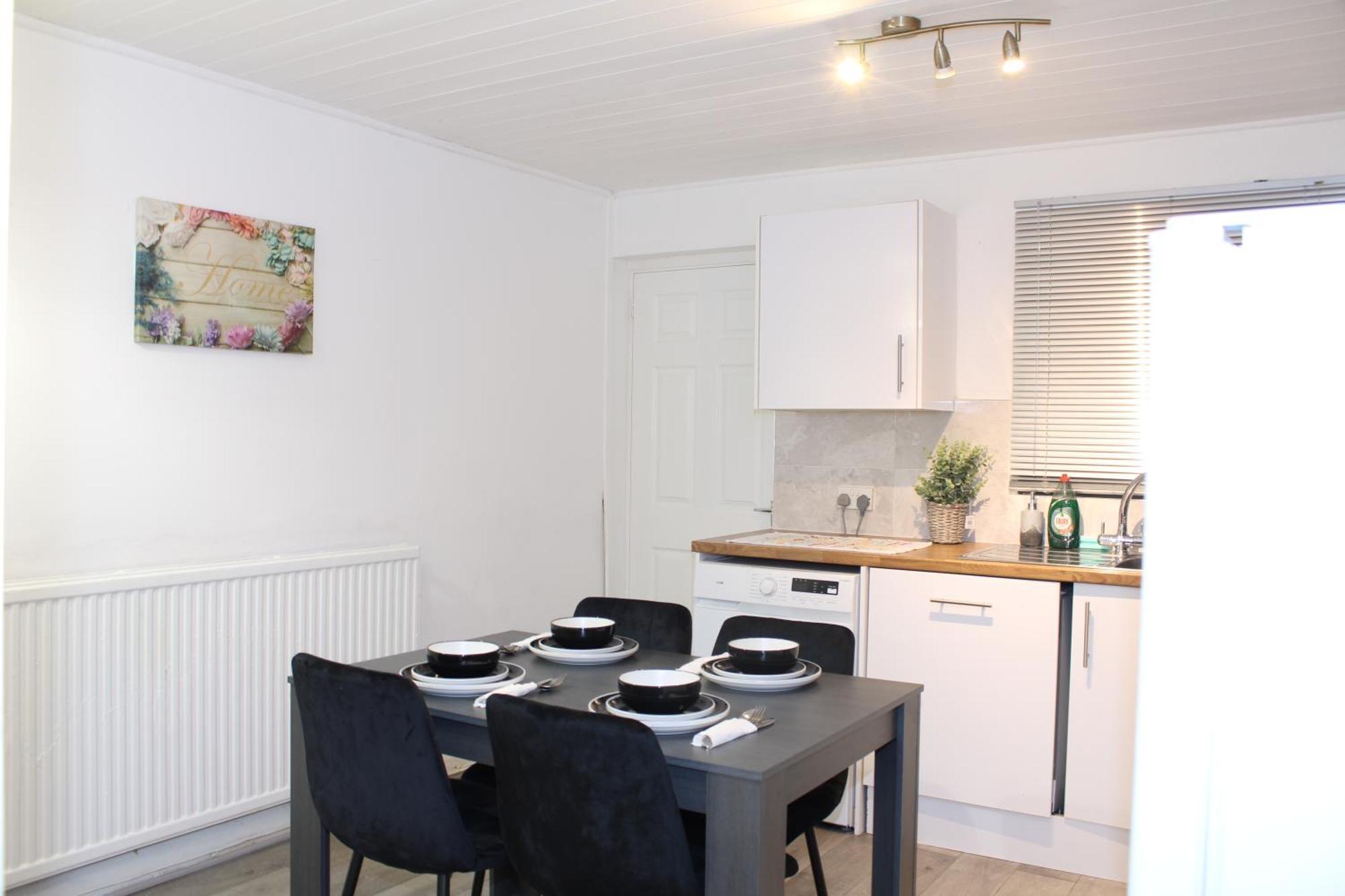 F2S Serviced Apartments 2Bedroom Terrace House With Free Wifi Netflix Suitable For Contractors Walking Distance To Train Station Derby Exteriör bild
