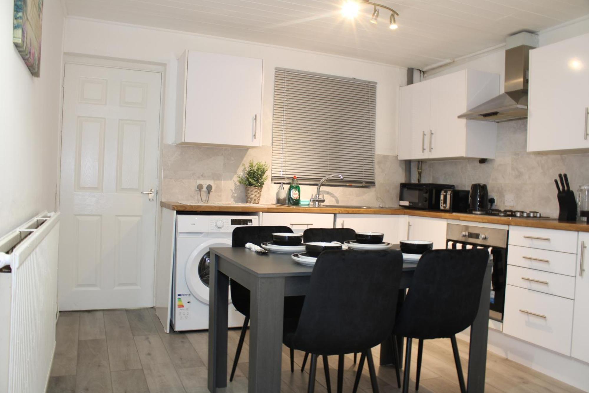 F2S Serviced Apartments 2Bedroom Terrace House With Free Wifi Netflix Suitable For Contractors Walking Distance To Train Station Derby Exteriör bild