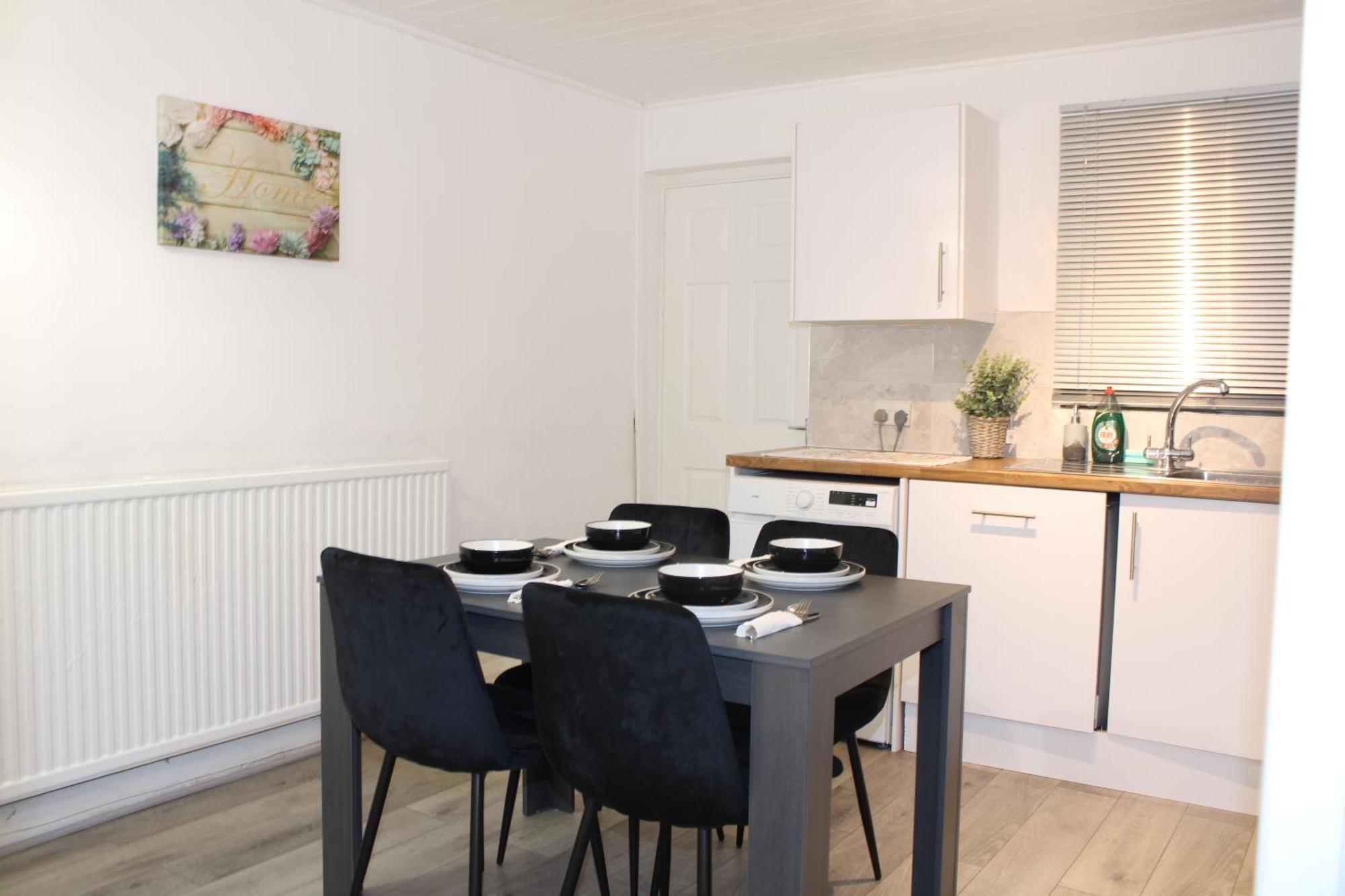 F2S Serviced Apartments 2Bedroom Terrace House With Free Wifi Netflix Suitable For Contractors Walking Distance To Train Station Derby Exteriör bild
