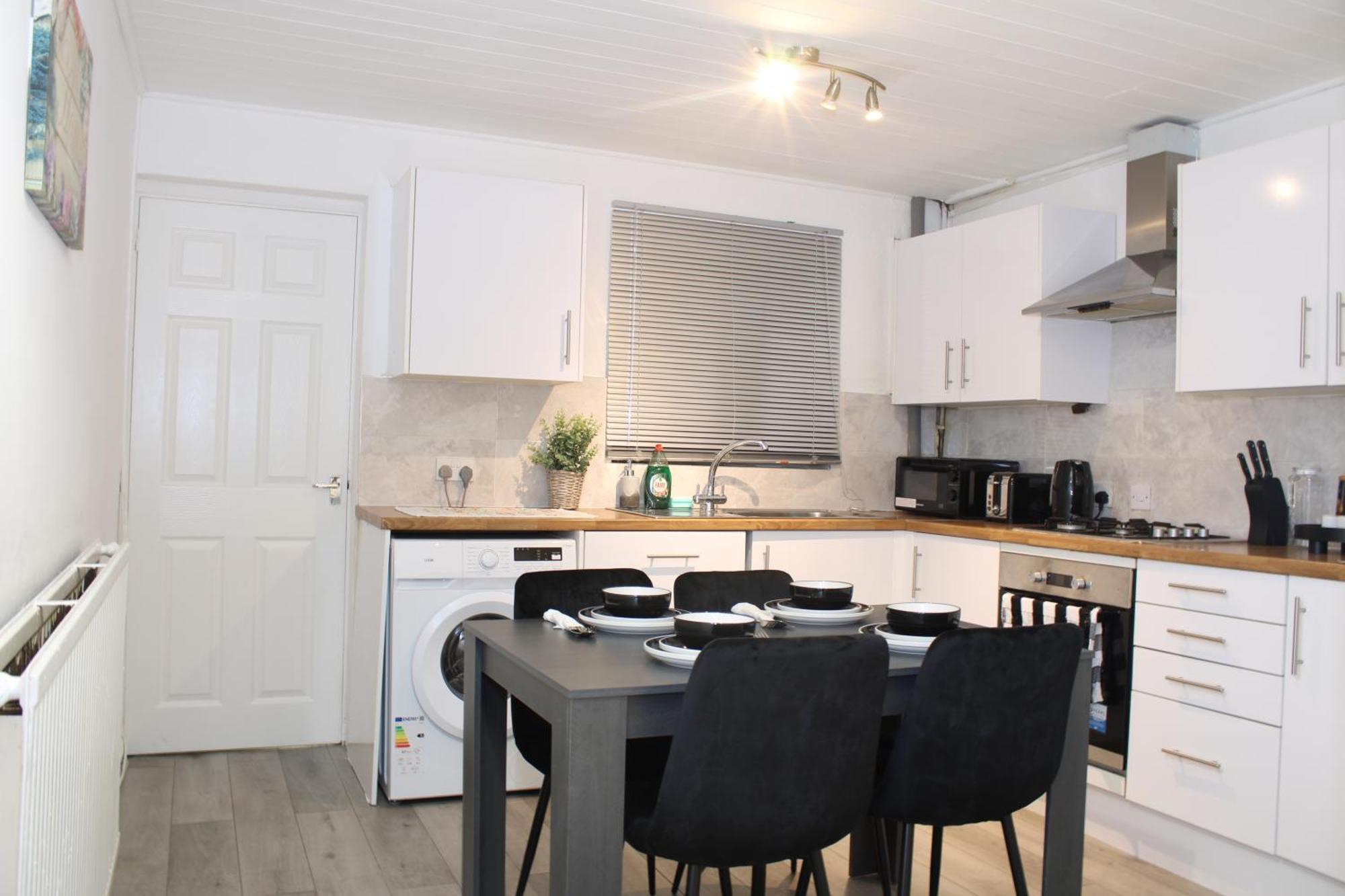 F2S Serviced Apartments 2Bedroom Terrace House With Free Wifi Netflix Suitable For Contractors Walking Distance To Train Station Derby Exteriör bild